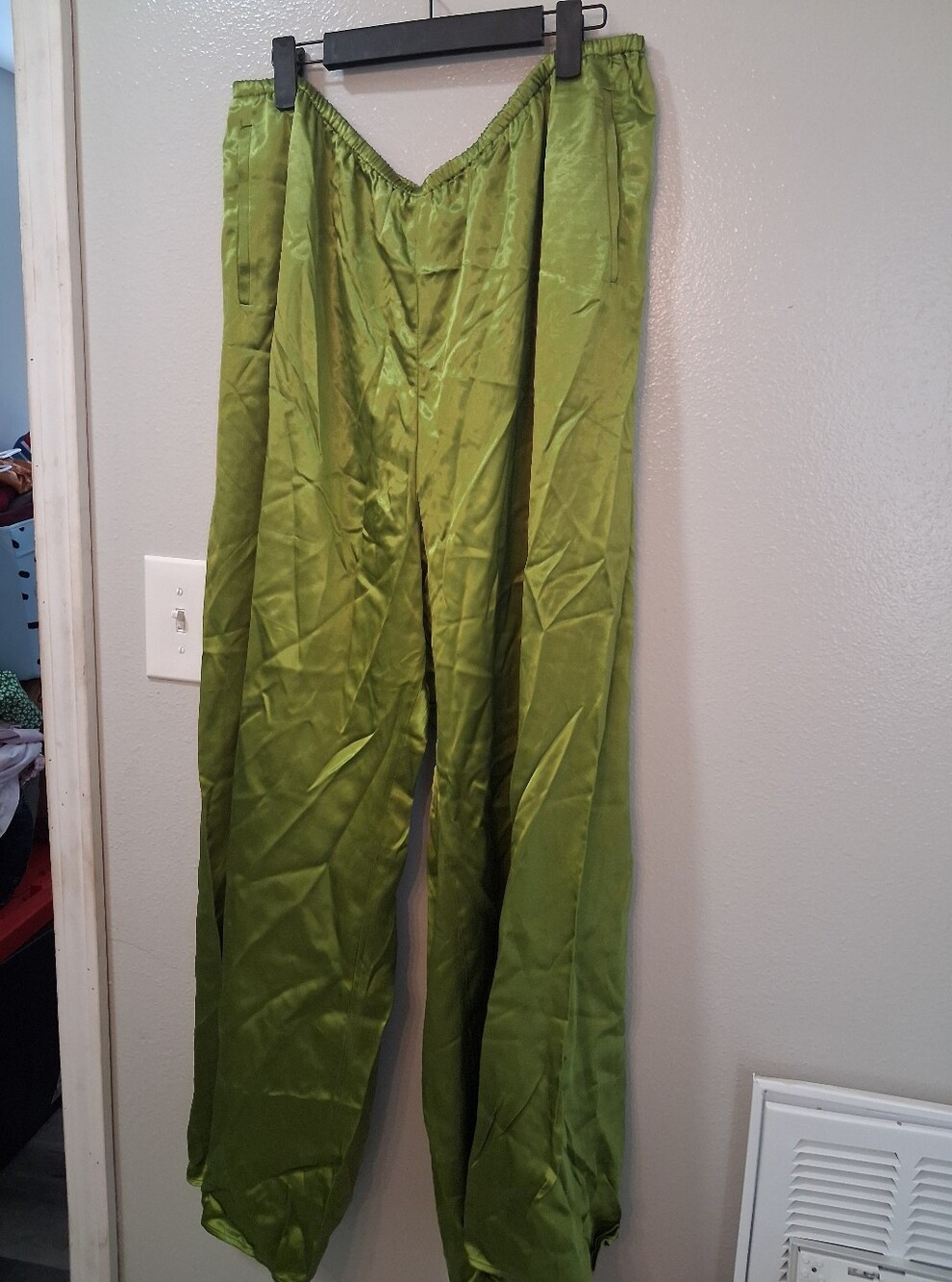 Women Poo Lightweight Elastic-Waist Pants in Olive Green